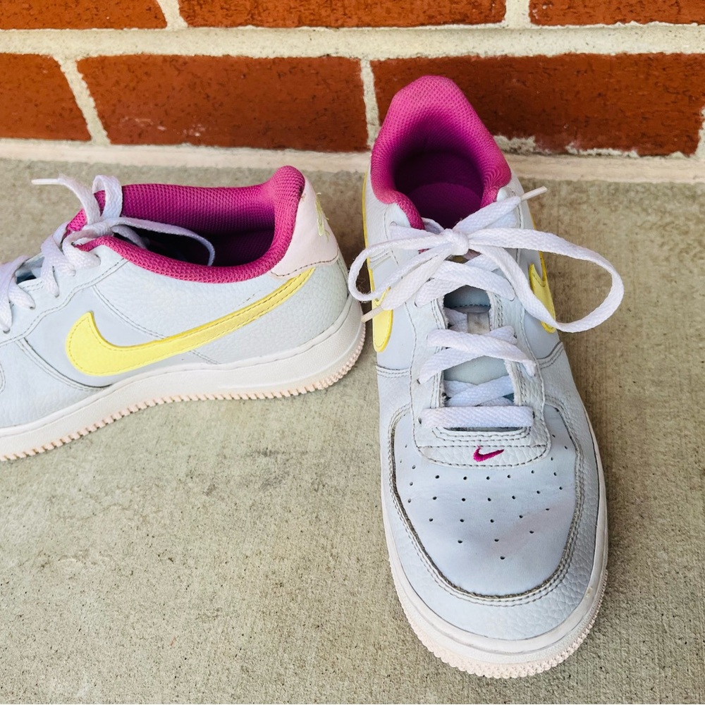 Size 7 - Nike Air Shoes In White